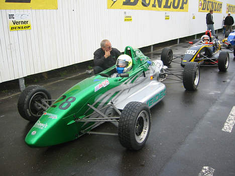Pappa Olsson ser lidt betænkelig ud. Er det hele nu spændt efter? Alt ok, David kørte sig på podiet for første gang.
(Foto: Lån & Spar Bank Racing)